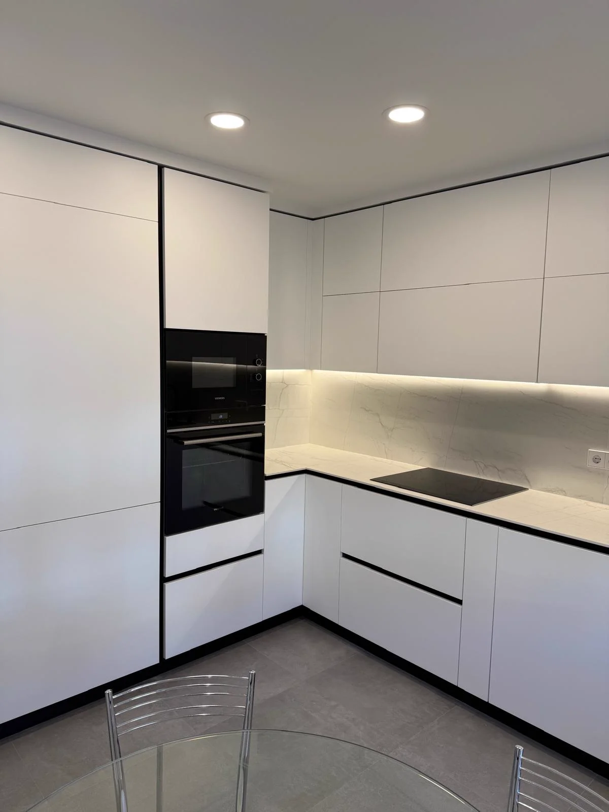 Blanco y negro — vista principal de la cocina, obra real en Madrid