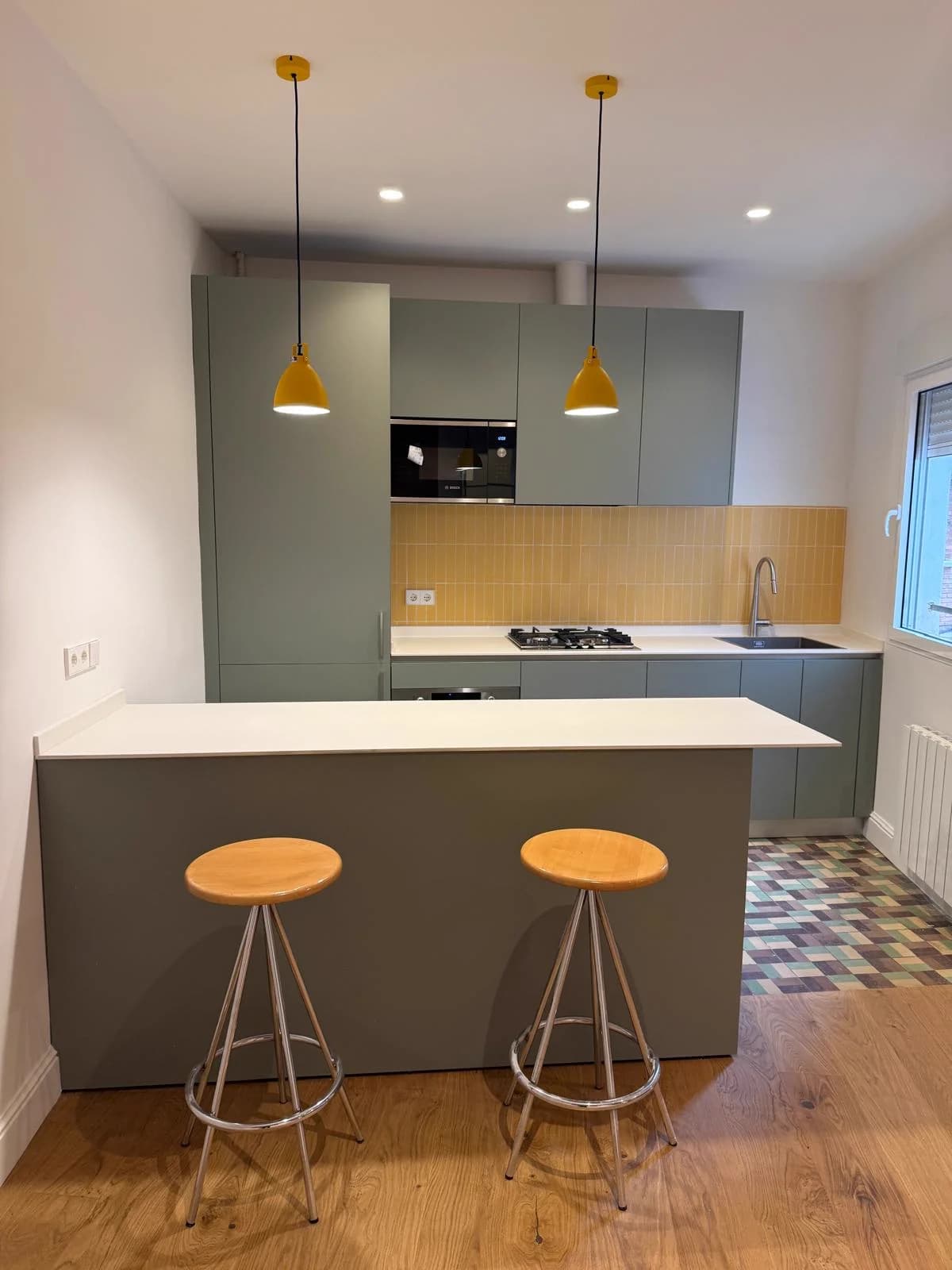 Verde salvia — vista principal de la cocina, obra real en Madrid